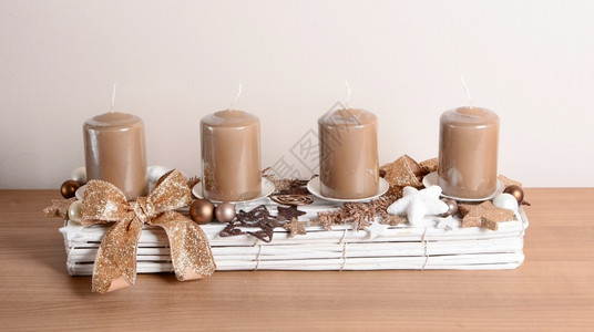 餐桌上的圣诞装饰蜡烛图片