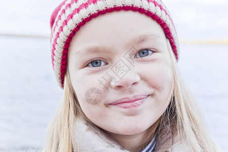 微笑的小女孩的可爱女孩肖像图片
