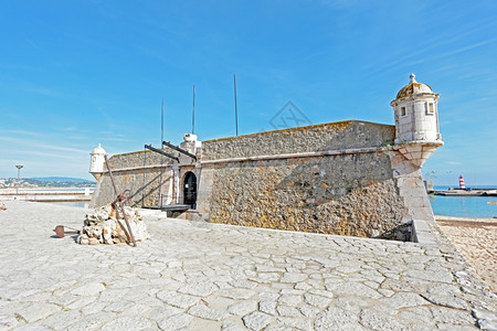 阿尔加维福塔莱萨拉各斯的中世纪FortalezadaPontaBandeira古老的堡设计图片