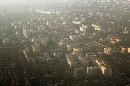 住宅摩天大楼际线城市景色的空中观光以温暖的向日出城市景色的空中视图背景图片