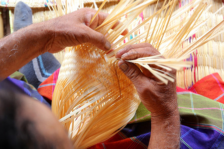 村民拿竹篾编织篮子文化工艺背景
