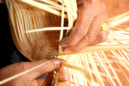 传统的村民拿竹篾编织篮子自制背景