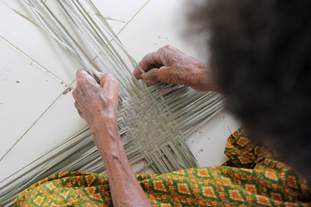 泰国文化村民拿竹篾编织篮子门户14图片