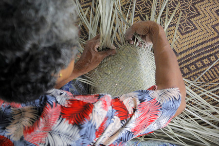 条纹乡村的柳民拿竹篾编织篮子背景