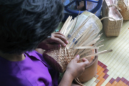 手村民拿竹篾编织篮子传统的柳条背景