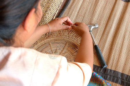 手自制乡村的民拿竹篾编织篮子图片
