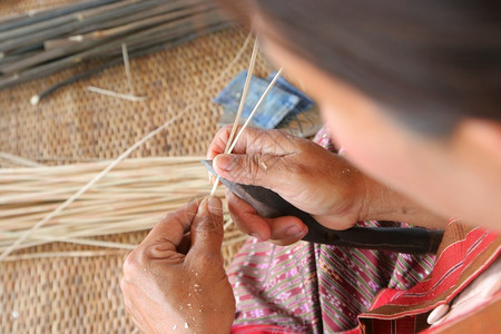 文化手工制作的村民拿竹篾编织篮子图片