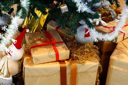 圣诞树下面一堆礼物盒背景图片