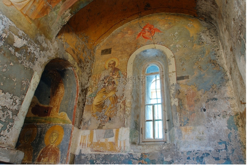 古老的白俄罗斯波洛茨克救世主和圣埃夫弗罗辛尼加修女会神圣穿透教堂的内部细节灵白色的图片