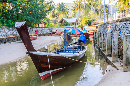 棕榈砰热带长尾船停在泰国普吉邦道海滩的一条小溪上图片