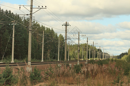 轨电云通往远方的铁路图片
