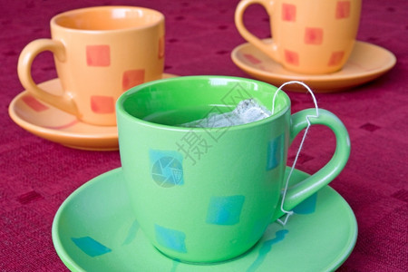 水桌子上的三壶茶点杯子图片