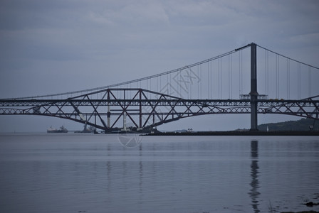 货运悬臂水在苏格兰福特法尔的桥上图片