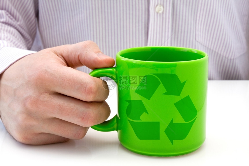 减少手握绿色杯子有回收的符号一种环境图片