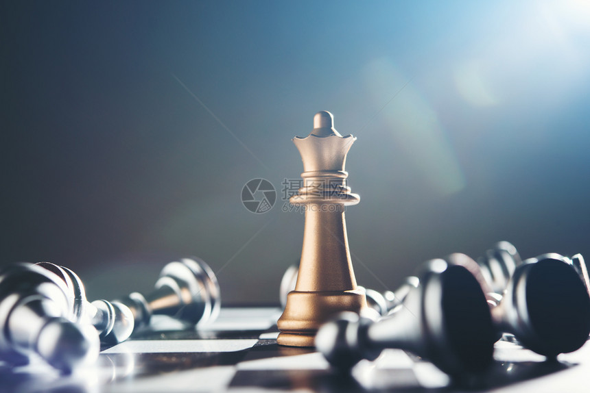 领导者在黑暗背景上设置象棋王和骑士赢白色的图片