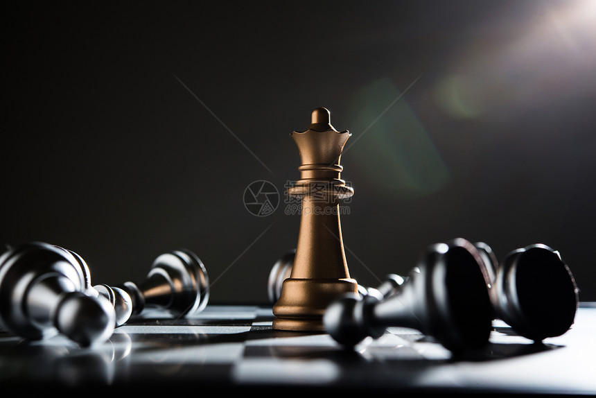 领导木板竞赛在黑暗背景上设置象棋王和骑士图片