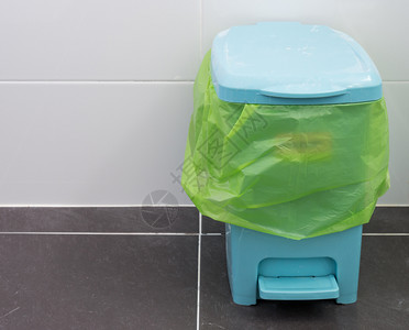 家包现代浴室的小型塑料垃圾箱房间图片
