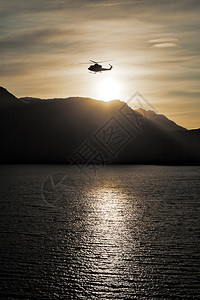 直升飞机和山上的日落图片