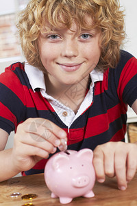 孩子们男生老的小猪银行男孩储蓄钱的肖像图片