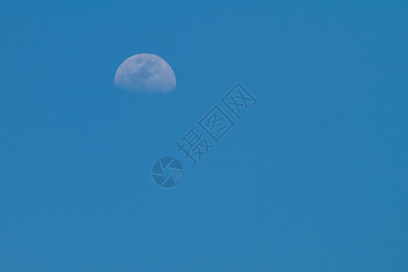 时间自然清蓝天空白半月清除背景图片
