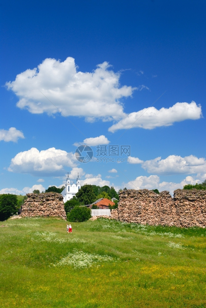 白色的一种陈年俄罗斯克列沃城堡墙壁的废墟图片
