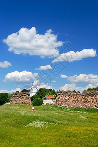 白色的一种陈年俄罗斯克列沃城堡墙壁的废墟高清图片