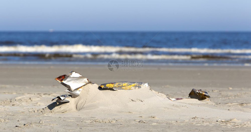 沙滩上废弃的塑料垃圾图片