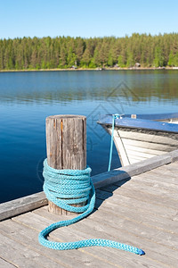 伤口湖边的泊位用绳子划断的杆伤水天空图片