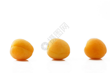 白背景上连续3个杏子白背景上连续3个杏子一种斯塔克新鲜的背景图片