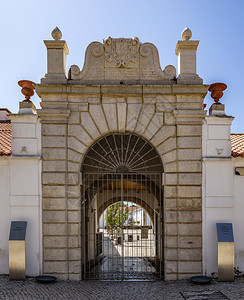 葡萄牙塞图巴尔镇17世纪堡垒主入口位于葡萄牙西图巴尔一种门花瓶图片