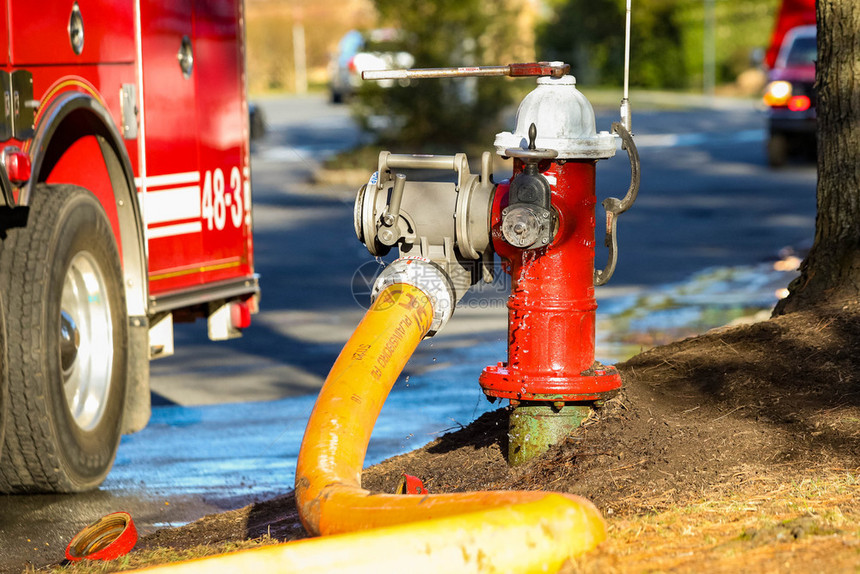 危险帮助紧急情况白天用软管连接的紧急消火栓供水用软管连接的紧急消火栓供水图片