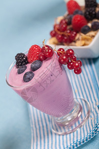 黑莓浆果做的酸奶高清图片