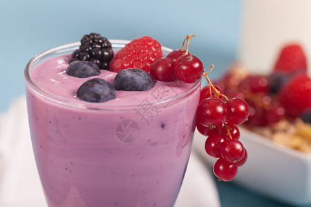 黑莓浆果做的酸奶高清图片