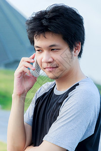 快乐的友好打电话在上交谈的欢乐男人亚洲肖像图片