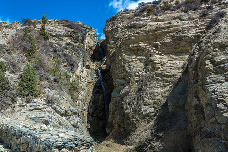 山间的瀑布峡谷图片