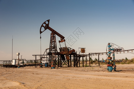 工业的矿油泵插井和喷采钻孔图片