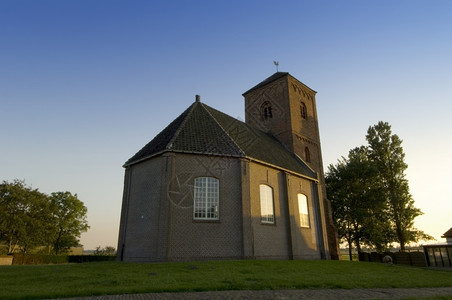 教堂靠近在Spaarndam附近的荷兰农村小牧童中间一个小型纪念碑的库特式小礼拜堂背景