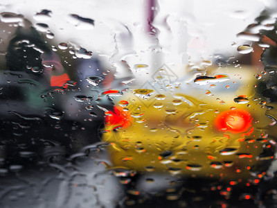 瓦尔塔诺夫车内看到的挡风雨里面黄色的图片