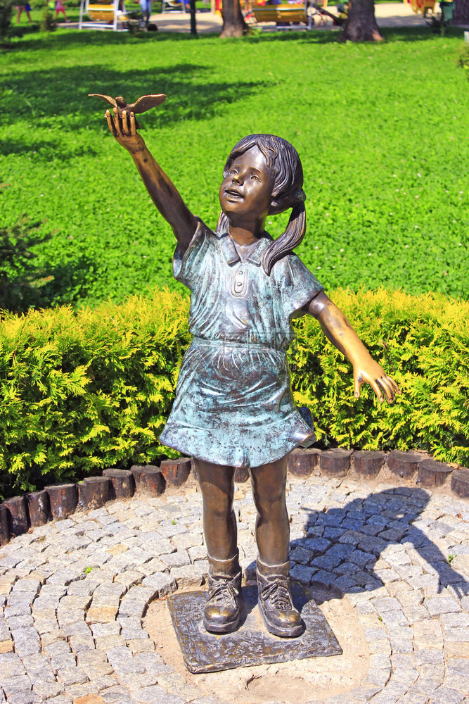 结石提高人类城市公园举手小女孩铜像哈尔科夫市公园小女孩纪念碑城市公园举手小女孩铜像图片