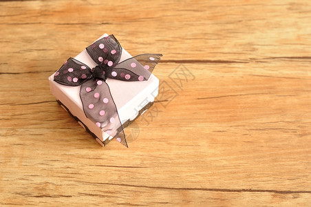 颜色一个带黑粉红圆点弓的小礼物盒丝带新的图片