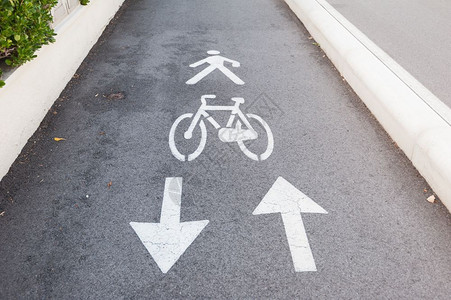 自行车路标和箭头A自行车道骑的人轮子信号图片