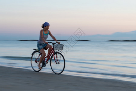 海边骑自行车的女孩图片