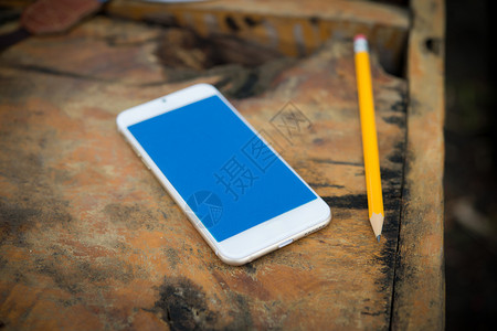 一种用笔在木制桌上的智能手机白色桌子图片