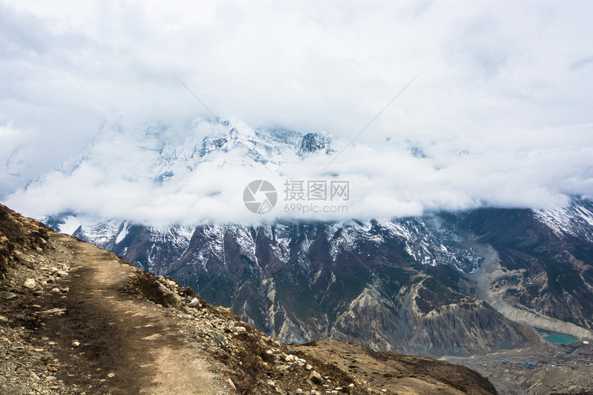 被云朵覆盖的雪山图片