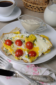 卡路里美味的鸡蛋加樱桃西红柿切片面条和一杯咖啡早餐图片