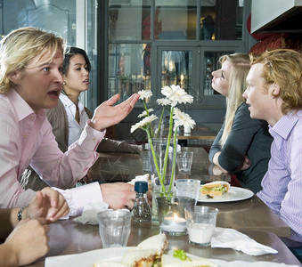 学生们花瓶现代的一群人在餐馆吃午饭厅图片