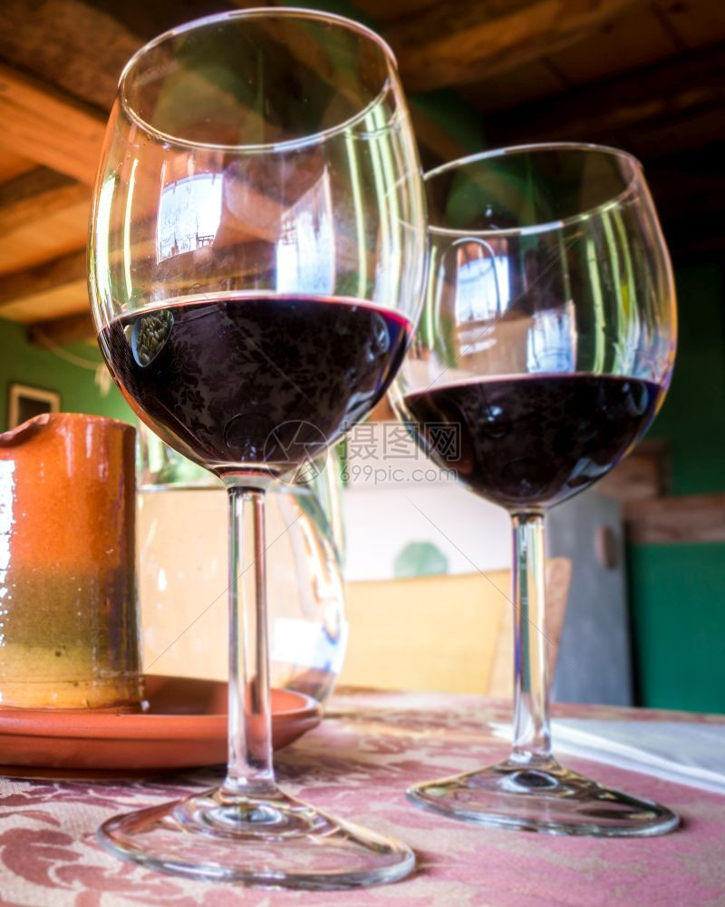 葡萄酒吧一杯红在豪华餐厅的桌子上饮料图片