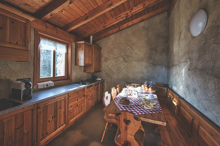 山上小屋的厨房图片