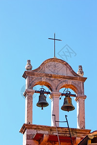 城市在克罗地亚扎达尔的一座教堂尖塔上的老钟头楼寺庙图片