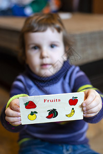 展示水果卡片的婴儿图片
